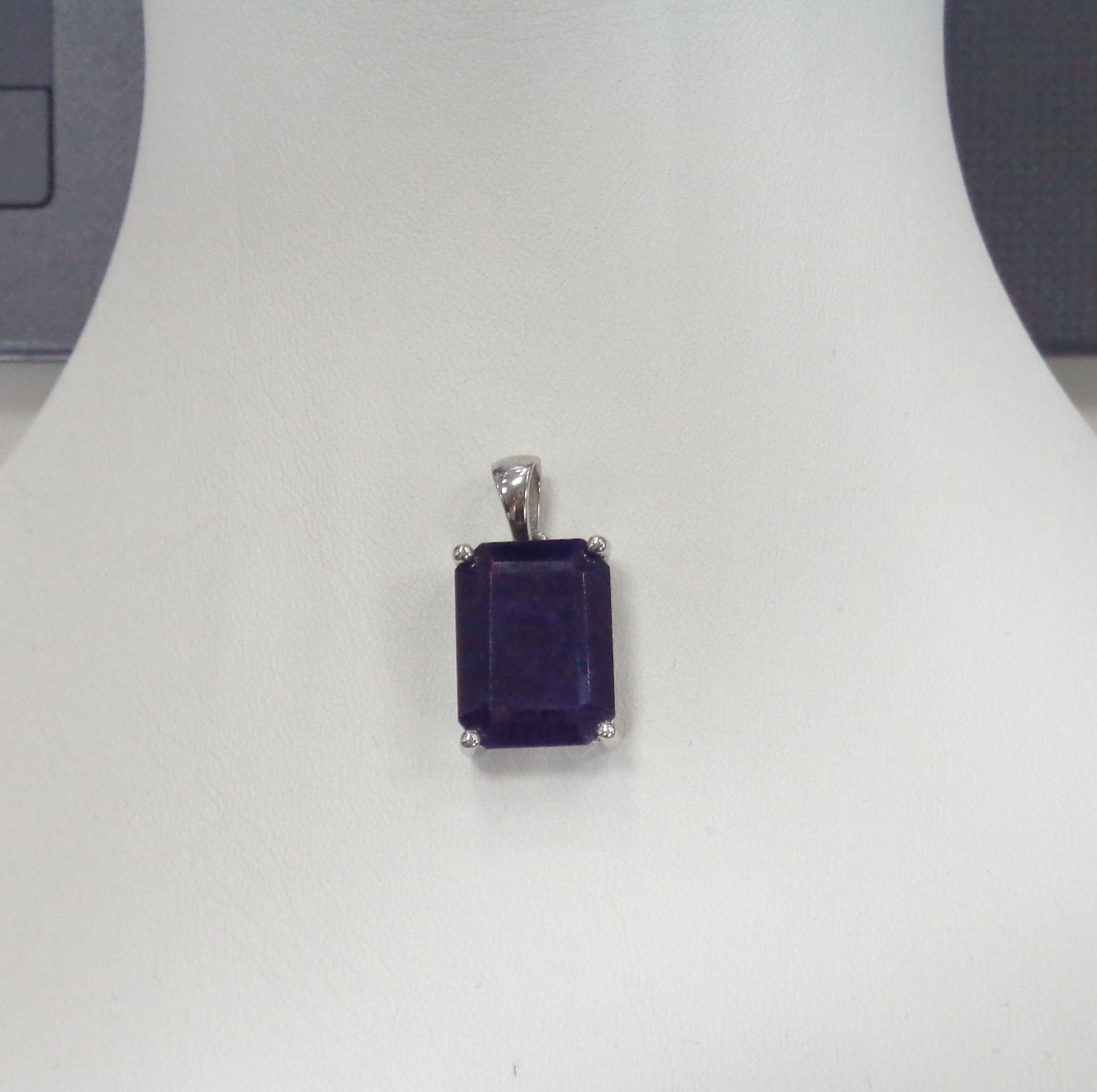 Серебряная подвеска с корундом